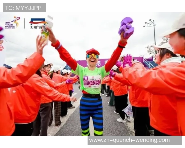 母子第一次近距离看马拉松,感受了气氛 坦言南马对周边出行影响不大